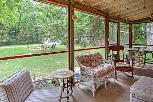 Harbert Cottage&Studio with Porch Half Mile to Beach! - Harbert