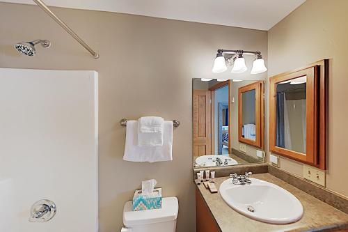 New Listing! Big Townhome with Garage & Hot Tub condo - image 5
