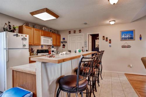 Beautiful Beach House with Sunset View and Large Deck! - image 7