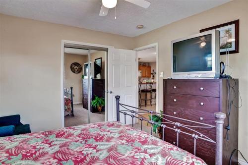 Beautiful Beach House with Sunset View and Large Deck! - image 13