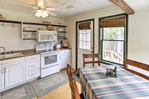Walk to Lake George! Bolton Landing Cottage in โบลตัน แลนดิ้ง(นิวยอร์ค)