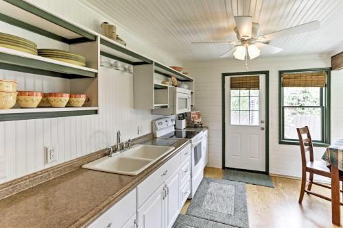 Walk to Lake George! Bolton Landing Cottage in โบลตัน แลนดิ้ง(นิวยอร์ค)