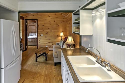 Walk to Lake George! Bolton Landing Cottage in โบลตัน แลนดิ้ง(นิวยอร์ค)