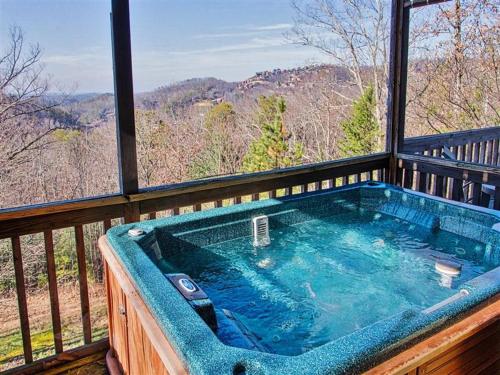 Smoky Mtn Cabin with Hot Tub and View, 6Mi to Dollywood