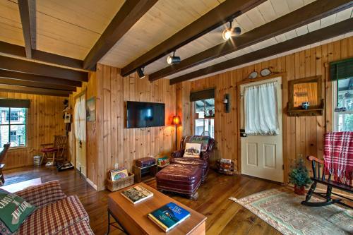 Quaint Gretna Getaway Cottage with Screened Porch! - image 2