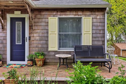Cute East Hampton Cottage with Patio - Walk to Beach in East Hampton, USA