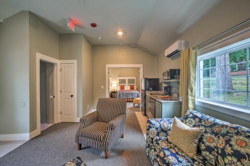 Downtown Branson Cottage with Pool Access! in Branson, USA