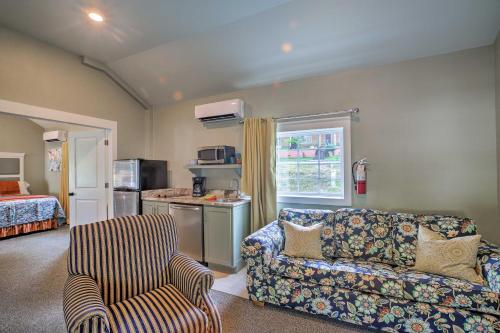 Downtown Branson Cottage with Pool Access! in Branson, USA