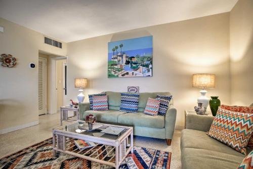 Ft Lauderdale Apt with Pool - 1 Mi to Beach Access!