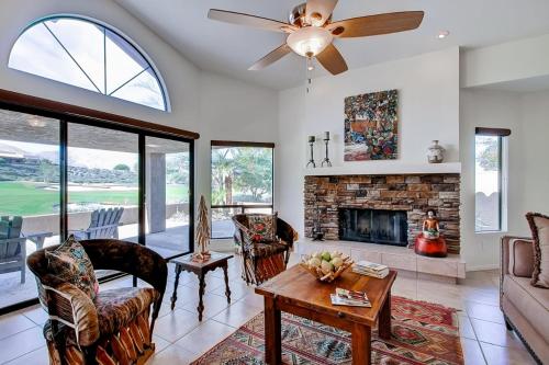 Country Club Home 2BR 2 BA and Den about 1 Mi to Golf!