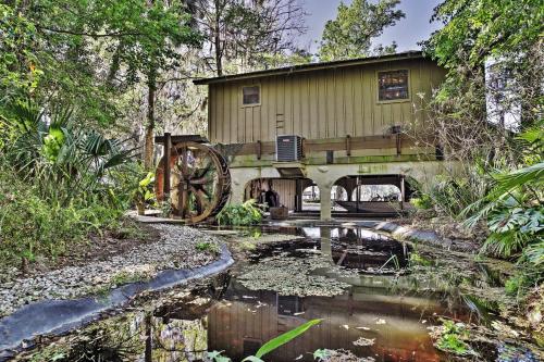 . Waterfront Astor Studio Cabin with Private Boat Dock