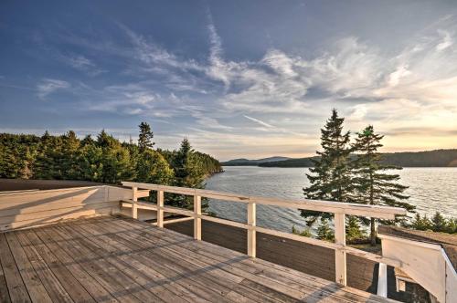 Charming Waterfront Winter Harbor Cottage with Views!