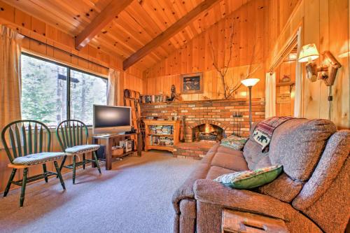 Big Bear Lake Cabin with Deck about 7 Mi to Ski Slopes! - Fawnskin