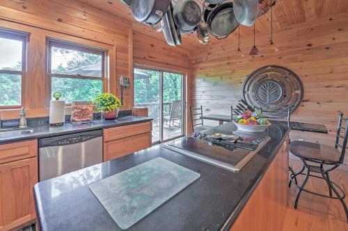 Dream Catcher Luxe Cabin with Large Deck and Mtn View in Sapphire, USA