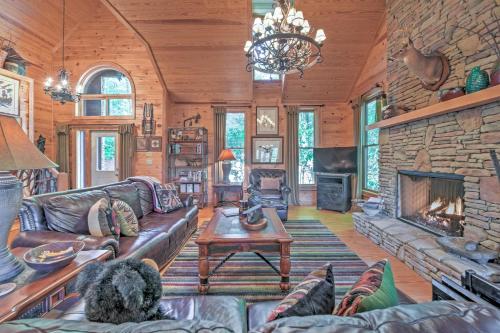 Dream Catcher Luxe Cabin with Large Deck and Mtn View in Sapphire, USA