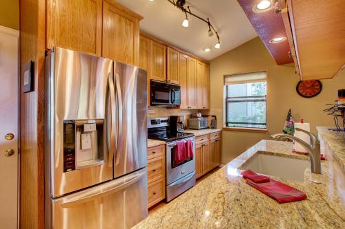Breckenridge Abode with Private Hot Tub and Deck! in Breckenridge, USA