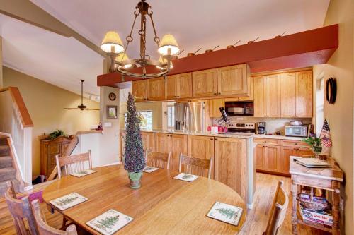 Breckenridge Abode with Private Hot Tub and Deck! in Breckenridge, USA
