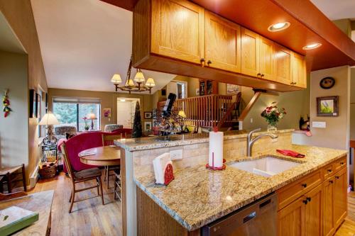 Breckenridge Abode with Private Hot Tub and Deck! in Breckenridge, USA