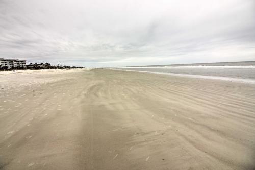 Hilton Head Condo with Shared Pool - Walk to Beach!