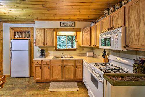 Robbinsville Cabin with Deck 3 Mi to Fontana Lake! Robbinsville Cabin with Deck 3 Mi to Fontana Lake!
