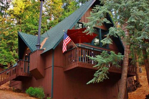 Lake Arrowhead Cabin with Deck and Loft 2Mi to Village in Lake Arrowhead, USA