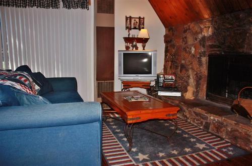 Lake Arrowhead Cabin with Deck and Loft 2Mi to Village in Lake Arrowhead, USA