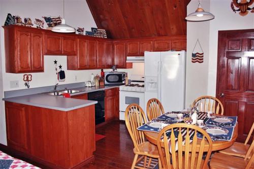 Lake Arrowhead Cabin with Deck and Loft 2Mi to Village in Lake Arrowhead, USA