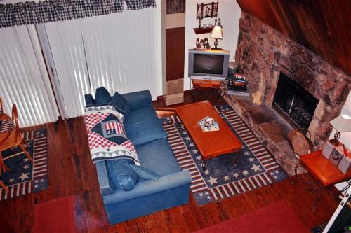 Lake Arrowhead Cabin with Deck and Loft 2Mi to Village in Lake Arrowhead, USA