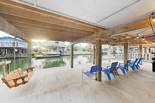 New Listing! West Bay Beauty with 3 Decks & Kayaks home - image 8