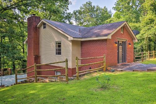 Spacious Georgia Getaway with Dock on Lake Lanier! in Gainesville, Vereinigte Staaten von Amerika