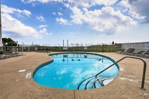 Breezy Seaside Condo Near Myrtle Beach Attractions - image 9