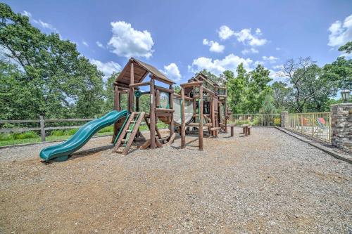 Refined Resort Residence Near Silver Dollar City!