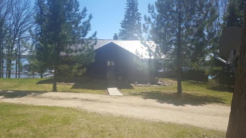 Wonderful 3BR Home on Sand Lake with Expansive Porch - image 9
