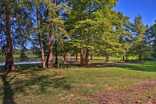 Open-Concept Cabin on Lake O the Pines with Deck!