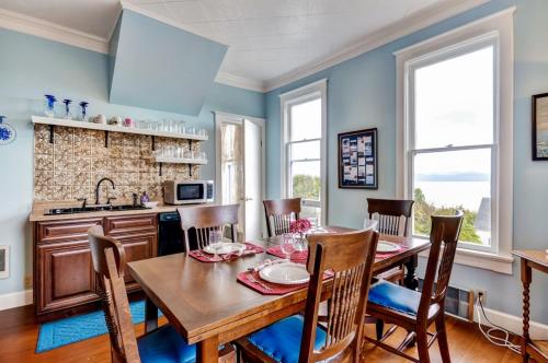 Astoria Painted Lady Historic Apt with River View!