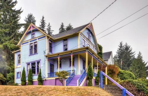 Astoria Painted Lady Historic Apt with River View!