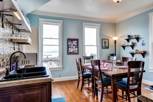 Astoria Painted Lady Historic Apt with River View!