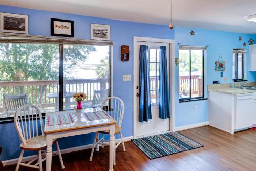 Waterfront Duplex w/ Dock & Views: Near Town!, Cedar Key (Foto 10)