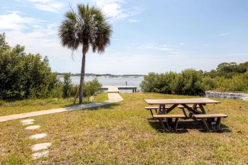 Waterfront Duplex w/ Dock & Views: Near Town!, Cedar Key (Foto 11)