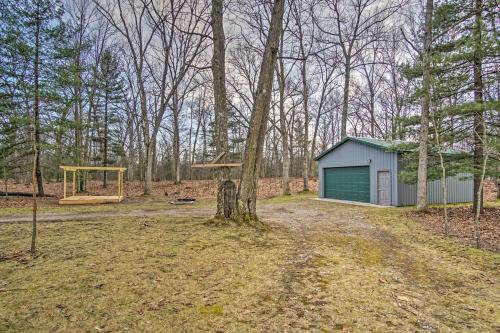 Remote Pentwater Cabin in the Woods 5 Mi to Dtwn Remote Pentwater Cabin in the Woods 5 Mi to Dtwn