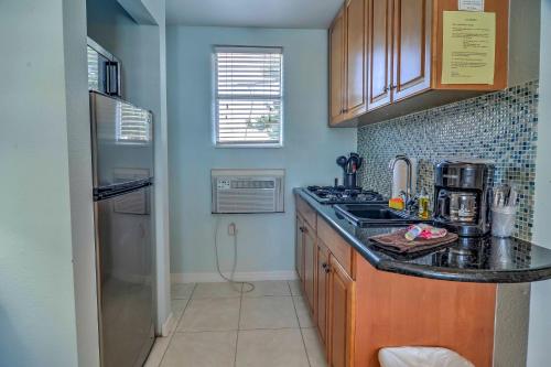Bright Clearwater Beach Studio - Walk to Beach!