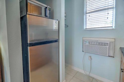 Bright Clearwater Beach Studio - Walk to Beach! - image 5
