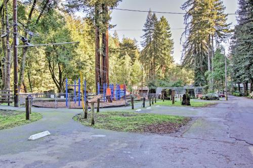 Quiet Cottage with Redwood Forest Views and Deck!