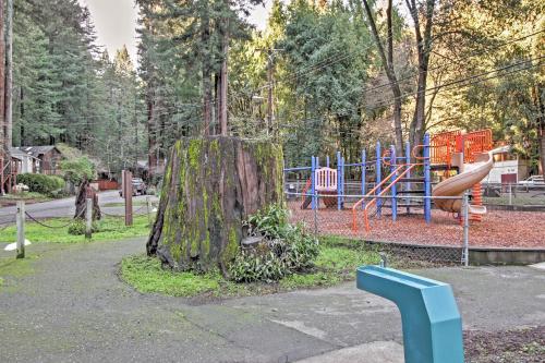 Quiet Cottage with Redwood Forest Views and Deck!