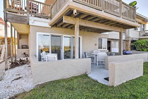 Breezy & Beachy Belleair Condo: 12 Steps to Shore! in Belleair Beach (Florida)