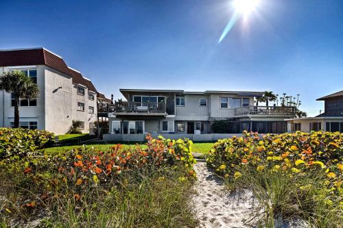 Breezy & Beachy Belleair Condo: 12 Steps to Shore! in Belleair Beach (Florida)
