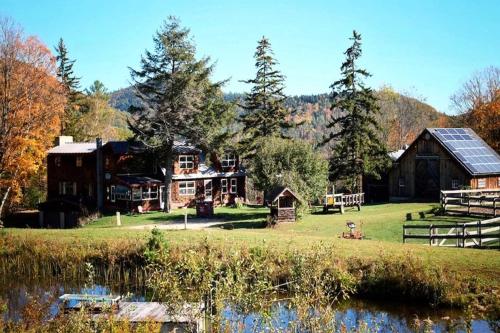 Chester Farmhouse on 100 Acres, 15 Min to Okemo! in Chester, USA