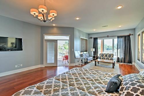 Gorgeous Ocean Springs Waterfront Home w/ Dock! in 密西西比州海洋溫泉 (MS)