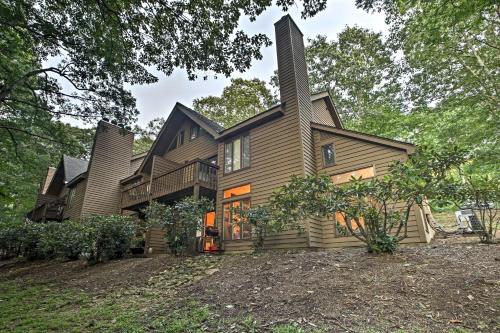 Wintergreen Resort Mountain Condo with Pool Access! in Lyndhurst, USA