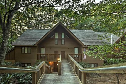 Wintergreen Resort Mountain Condo with Pool Access! in Lyndhurst, USA